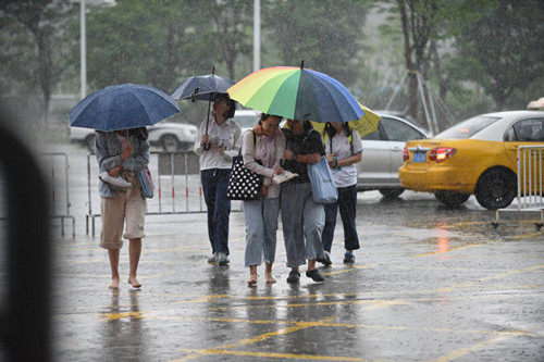 高考来了(32) 视频| 光脚进考场!遇暴雨多考点启动应急措施