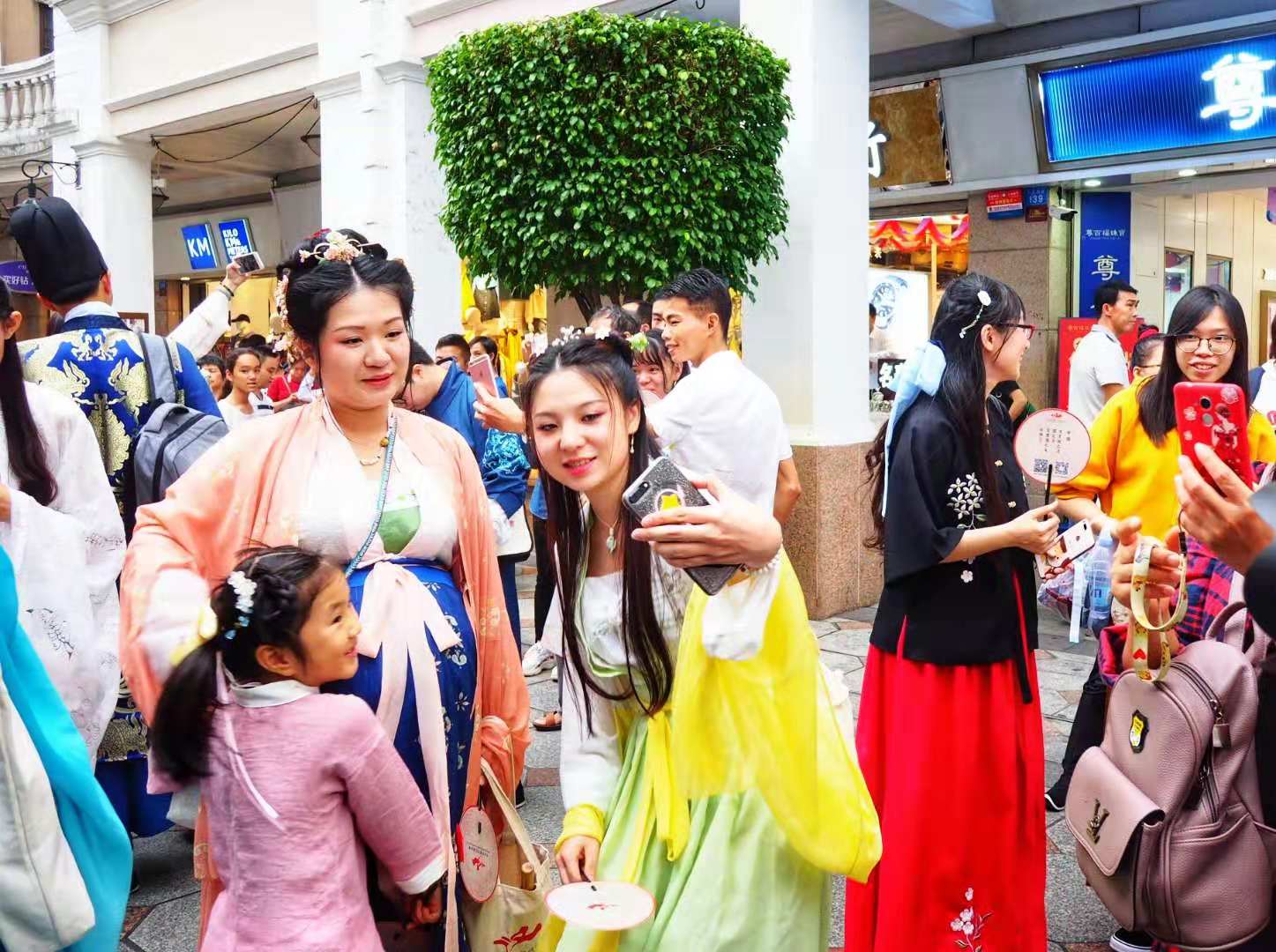 汉服出行日中山百名汉服爱好者穿汉服生猛出街