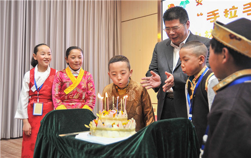 中山红博城员工餐厅暖意融融,来自西藏林芝的小男孩白玛扎西,强久坚才