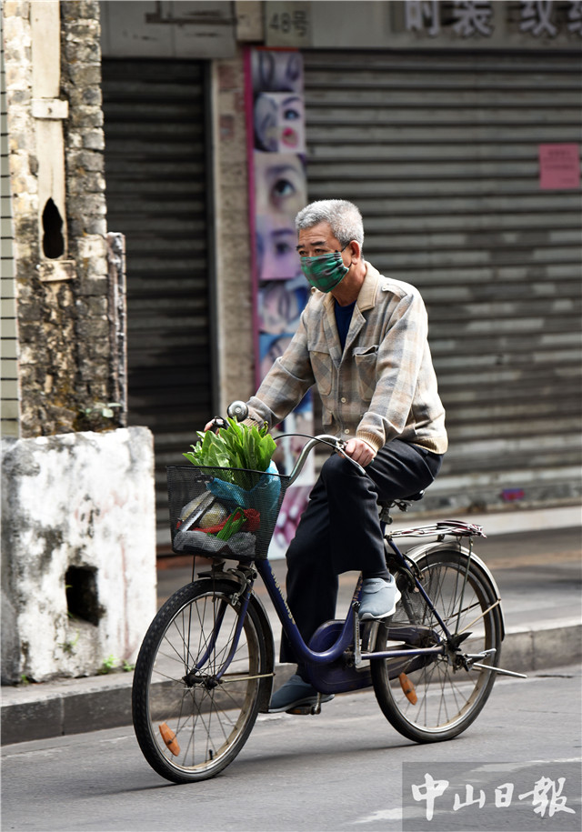 12日,悅來路,阿伯買菜騎車回家. 記者 文波