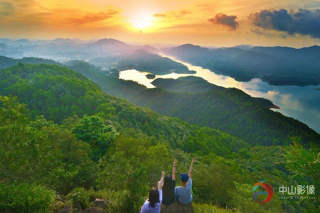 摄于2017年7月10日,登狮头山看长江水库日出,美景尽收眼底,让人深感