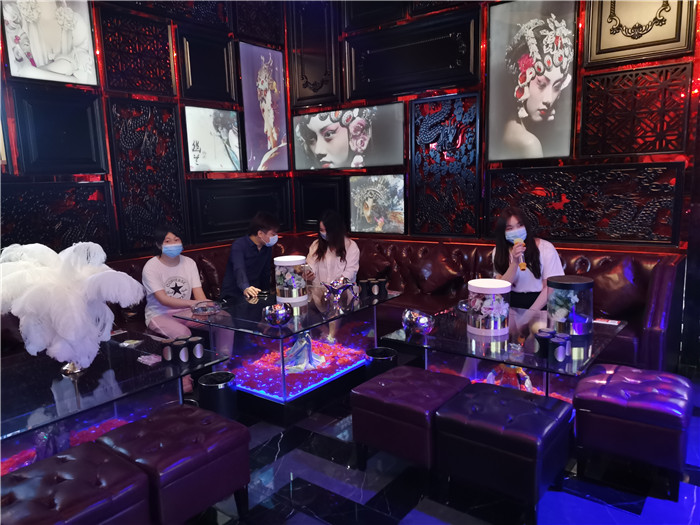 开麦前测温消毒成标配ktv复工严格执行防疫措施
