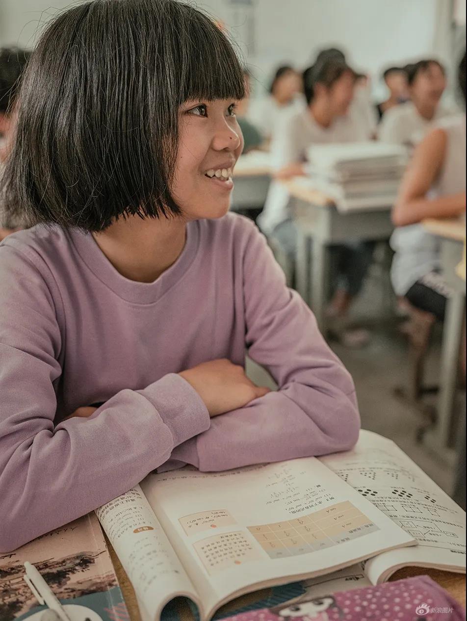 2020年6月10日,永善县博爱学校课堂上的一名女生在认真听讲.