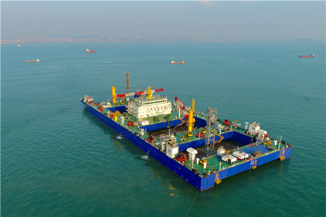 世界首制沉管运输安装一体船提带e6管节至沉放隧址.