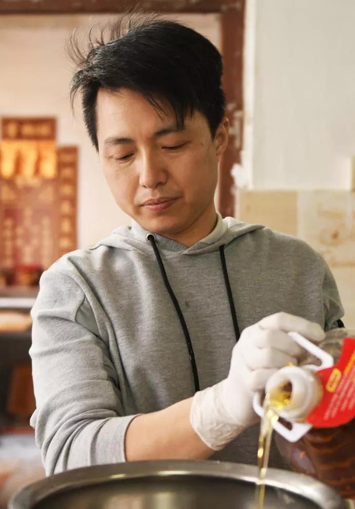 梁建林坚持祖训,踏实做糕.