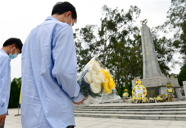 山东来到了中山,第一件事就是奔赴中山革命烈士陵园"我的父亲梁松方