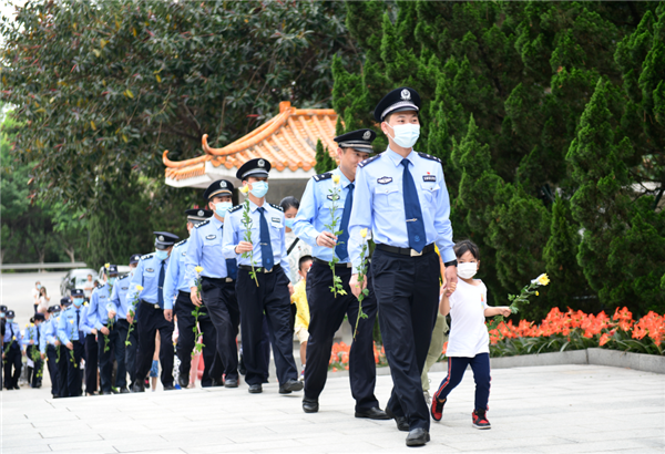 一件事就是奔赴中山革命烈士陵园"我的父亲梁松方是中山革命烈士之一