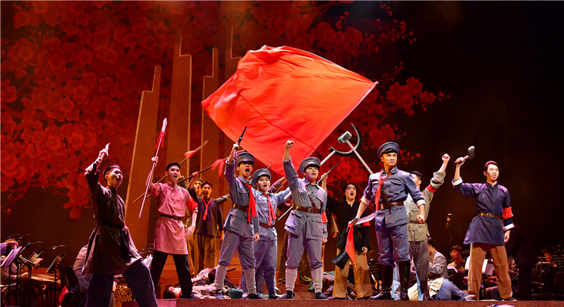 大型音乐剧《殷红木棉》在市文化艺术中心首演.(摄影 记者 缪晓剑)