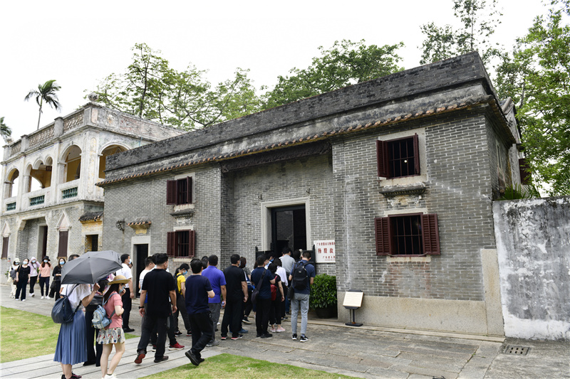 参观学习的市民排队有序进入杨殷故居(摄影 记者 余兆宇)