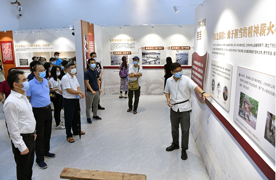 中山日报社党员到里溪村开展党史学习教育