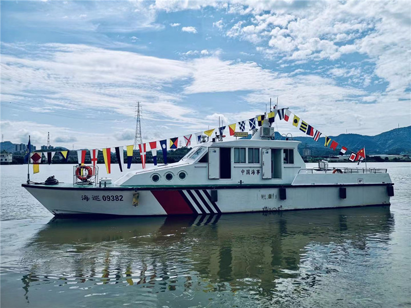 海巡船艇挂满旗这一船舶特有的庆祝仪式拉开了庆祝"世界海员日"的序幕