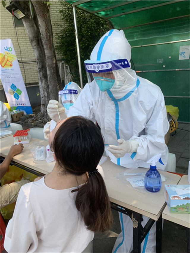 中山女护士主动请缨投入核酸采样工作