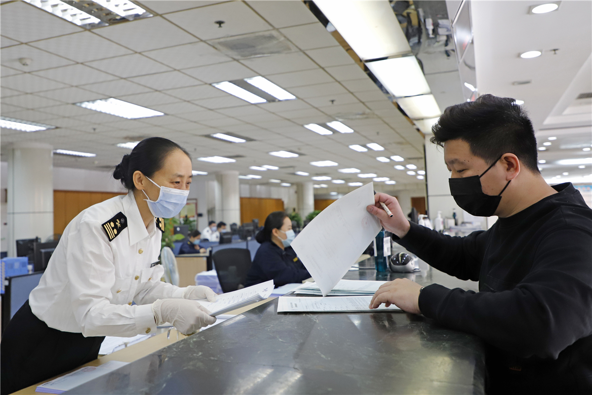 赵先生到海关领取《入境货物检验检疫证明》.