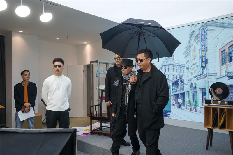 波特邦威直播间正式拉开双十一活动专场的序幕,以董事长陈锦康为首的3