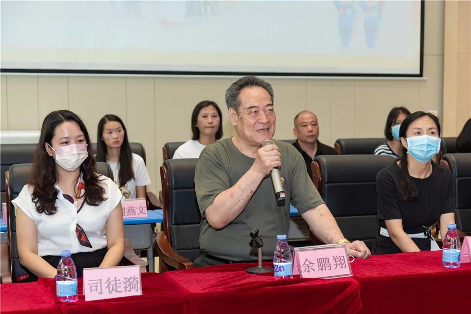 余鹏翔讲述革命老英雄的故事余鹏翔将军给同学们讲述了革命老英心的