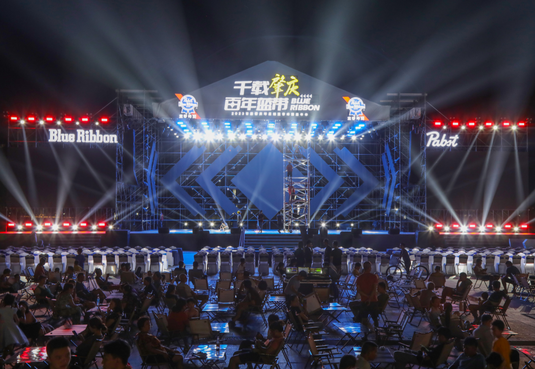 图3  蓝带啤酒嘉年华中心舞台设在主会场的七星岩东门广场。西江日报记者  梁小明  摄.png