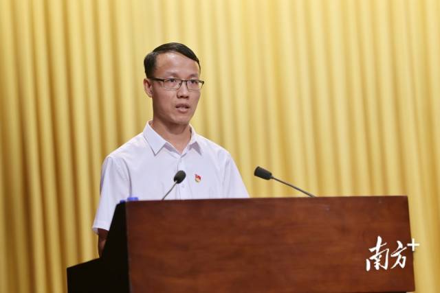 黄圃镇大岑村汇报村镇低效工业园改造工作。