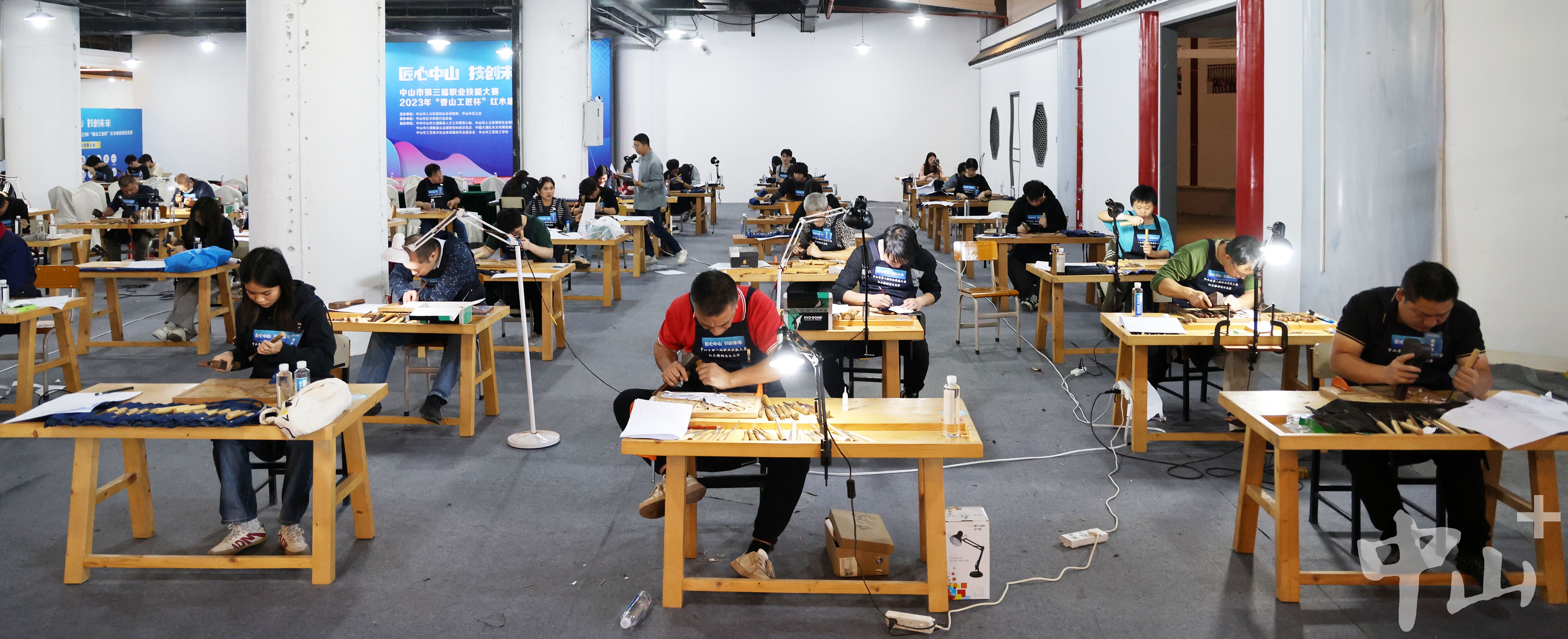 60余名雕琢师同台竞技！中山红木雕塑项目竞赛开张