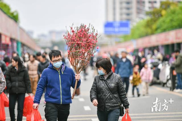 逛花市的市民，纷纷满载而归。南方+记者 曾亮超 摄