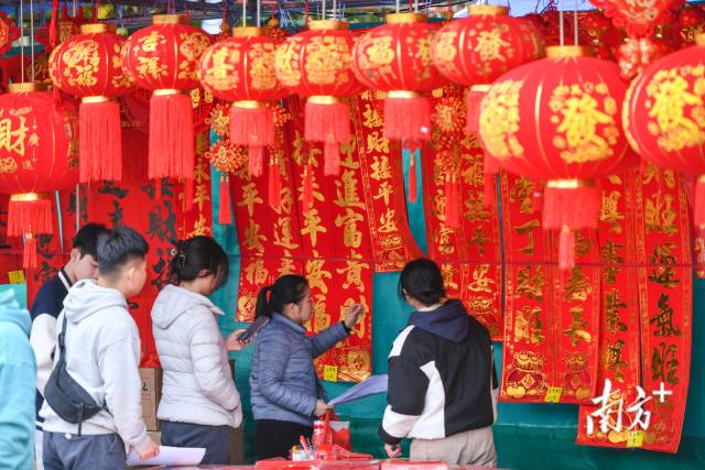 红红火火的对联和灯笼，使得花市的新年气氛一下浓郁了起来。南方+记者 曾亮超 摄