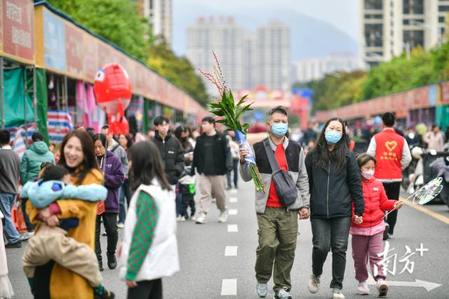 市民全家出动逛花市迎新春。南方+记者 曾亮超 摄