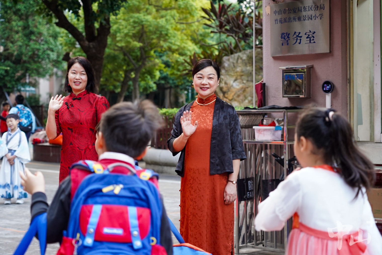 东区雍景园小学丨开学日校园金龙翻飞