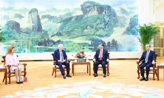 △2024年4月8日，习近平主席在北京人民大会堂会见法国梅里埃基金会主席梅里埃夫妇。
