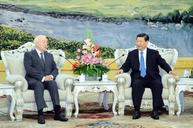△2012年10月23日，时任国家副主席习近平在北京人民大会堂会见法国梅里埃基金会主席阿兰·梅里埃。