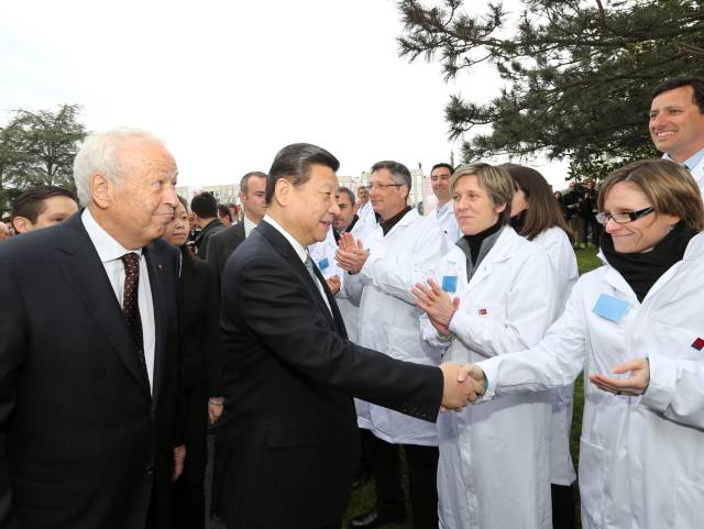 △2014年3月26日，习近平主席在法国里昂参观梅里埃生物科研中心，与科研中心员工握手。