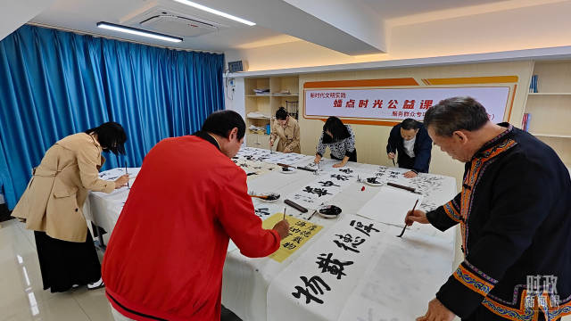 △广西南宁市多民族社区——盘龙社区居民练习书法。（总台央视记者 杨立峰 拍摄）