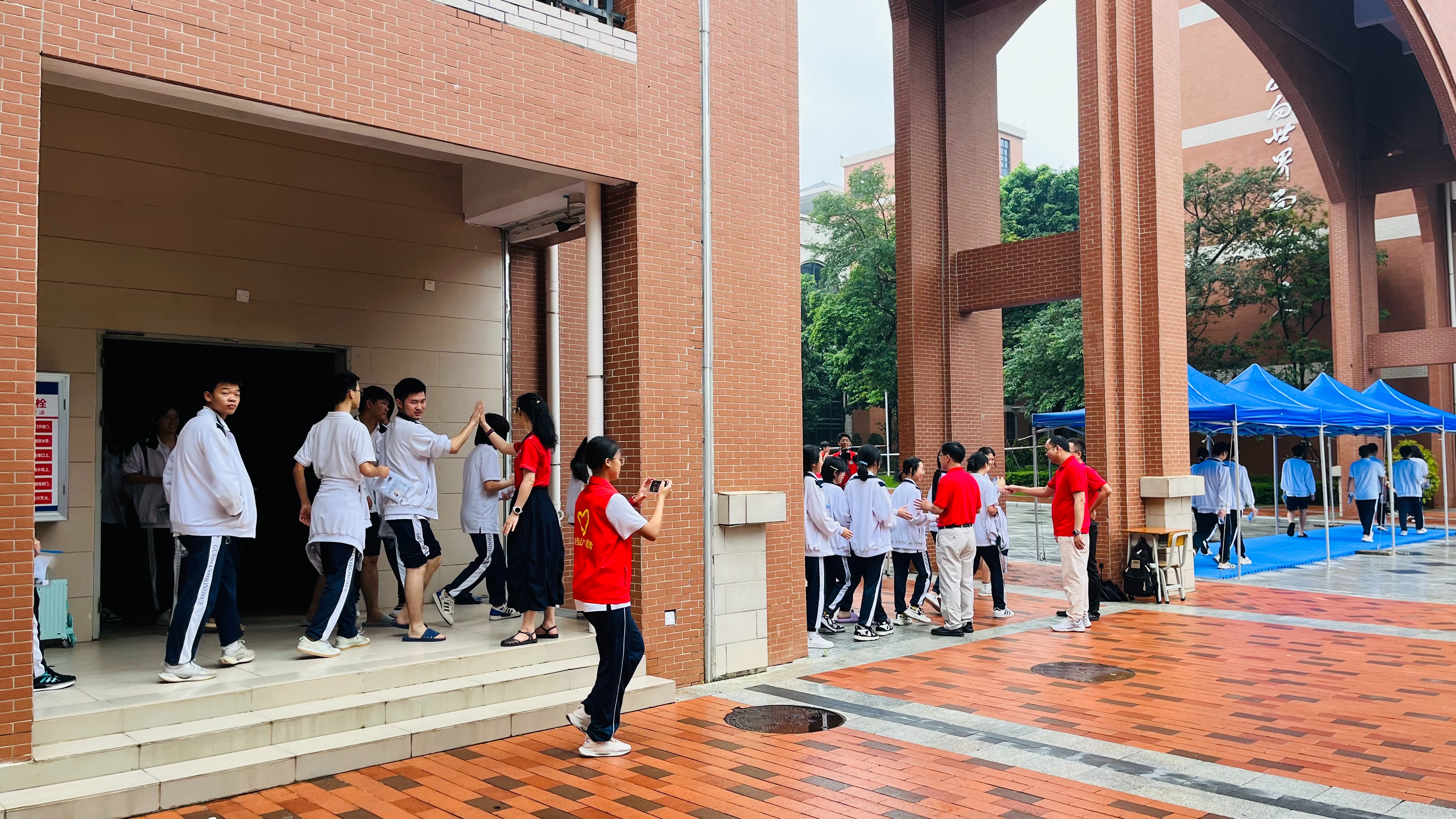 穿红衣,挂"红粽"……中山各中学"花式"送考激励学子丨2024高考加油