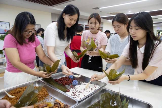 △2024年6月1日，海峡两岸青年学生在华东师范大学包粽子、做香囊，体验传统文化。