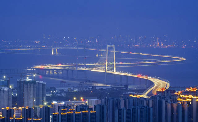 2024年6月19日，在中山翠亨新区大尖峰顶拍摄的即将通车的深中通道夜景。新华社记者 刘大伟 摄