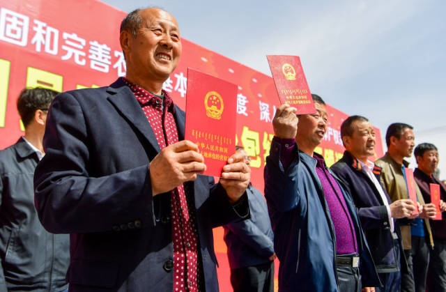 内蒙古自治区呼和浩特市武川县耗赖山乡村民展示领到的农村土地承包经营权证（2018年4月12日摄）。新华社记者 连振 摄