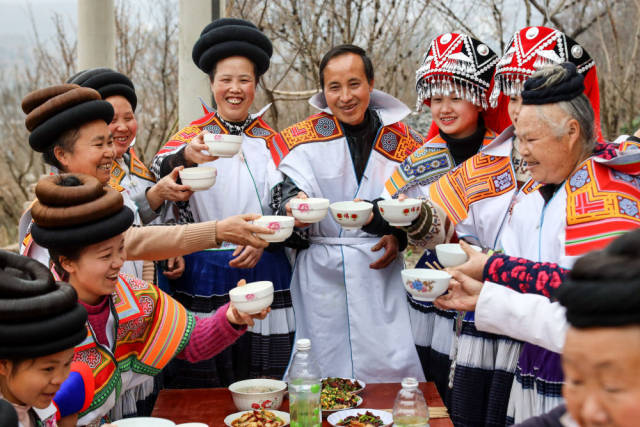 在位于乌蒙山区腹地的贵州省毕节市纳雍县，村民马雍（右五）与妻子黄国琴（左五）在年夜饭上与大家干杯（2021年2月11日摄）。新华社记者 欧东衢 摄