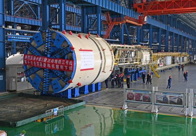 2024年3月21日，由北方重工生产的盾构机在车间顺利下线，工程技术人员对盾构机进行交付验收。