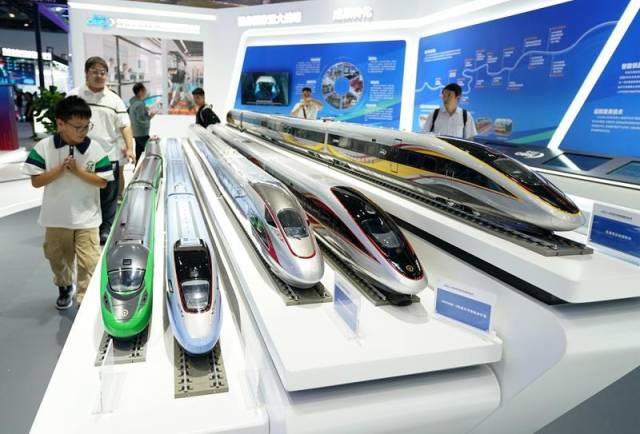 2024年7月13日，参观者在第二十六届中国北京国际科技产业博览会现场参观展出的动车组模型。