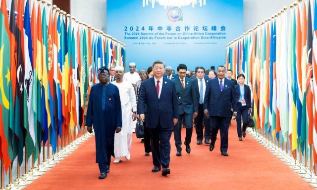 △2024年9月5日，习近平主席在北京人民大会堂出席中非合作论坛北京峰会开幕式并发表主旨讲话。这是习近平主席同外方领导人共同步入会场。