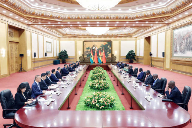 9月5日下午，国家主席习近平在北京人民大会堂会见来华出席中非合作论坛北京峰会的加纳总统阿库福-阿多。新华社记者 姚大伟 摄