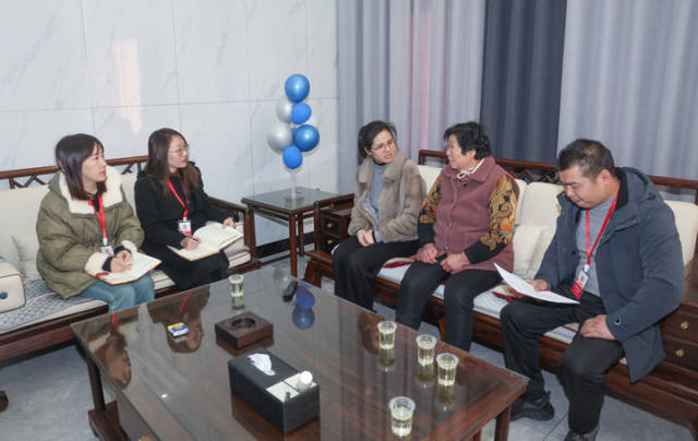 浙江省湖州市吴兴区政协委员到吴兴区东林镇保丰村村民家中收集关于保戈公路道路交通安全问题的社情民意（2024年1月24日摄）。新华社记者 徐昱 摄