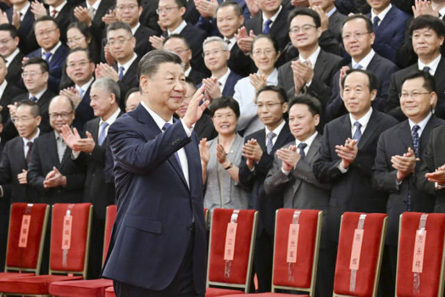 9月23日，党和国家领导人习近平、李强、赵乐际、王沪宁、蔡奇、丁薛祥、李希等在人民大会堂接见探月工程嫦娥六号任务参研参试人员代表并参观月球样品和探月工程成果展览。这是习近平等接见探月工程嫦娥六号任务参研参试人员代表。新华社记者 谢环驰 摄