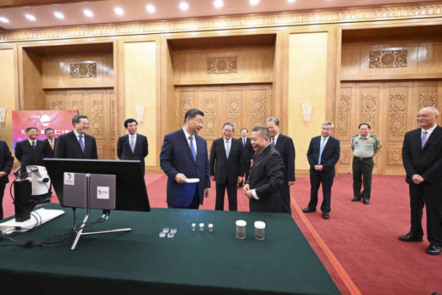 9月23日，党和国家领导人习近平、李强、赵乐际、王沪宁、蔡奇、丁薛祥、李希等在人民大会堂接见探月工程嫦娥六号任务参研参试人员代表并参观月球样品和探月工程成果展览。这是习近平等参观月球样品和探月工程成果展览。新华社记者 谢环驰 摄