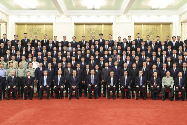 9月23日，党和国家领导人习近平、李强、赵乐际、王沪宁、蔡奇、丁薛祥、李希等在人民大会堂接见探月工程嫦娥六号任务参研参试人员代表并参观月球样品和探月工程成果展览。这是习近平等接见探月工程嫦娥六号任务参研参试人员代表。新华社记者 姚大伟 摄