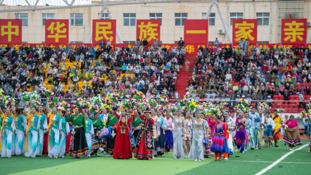 2024年8月8日，在青海省海西蒙古族藏族自治州德令哈市，演员在文艺展演活动上表演。新华社发（潘彬彬摄）