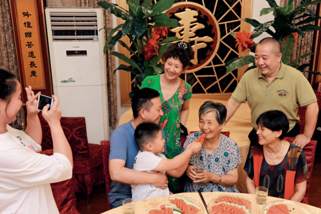 2019年9月13日，浙江南浔久安老年城餐厅，沈学安老人（前右二）和前来看望她的亲人欢聚。