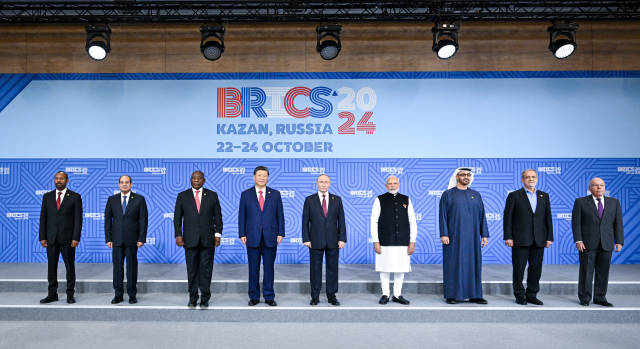 △当地时间2024年10月24日上午，国家主席习近平在喀山会展中心出席金砖成员国、嘉宾国领导人和国际组织负责人集体合影。