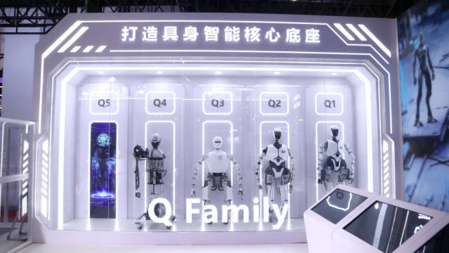 2024年8月21日，中国科学院自动化研究所的Q系列人形机器人在2024世界机器人大会参展。（赵斌 摄）