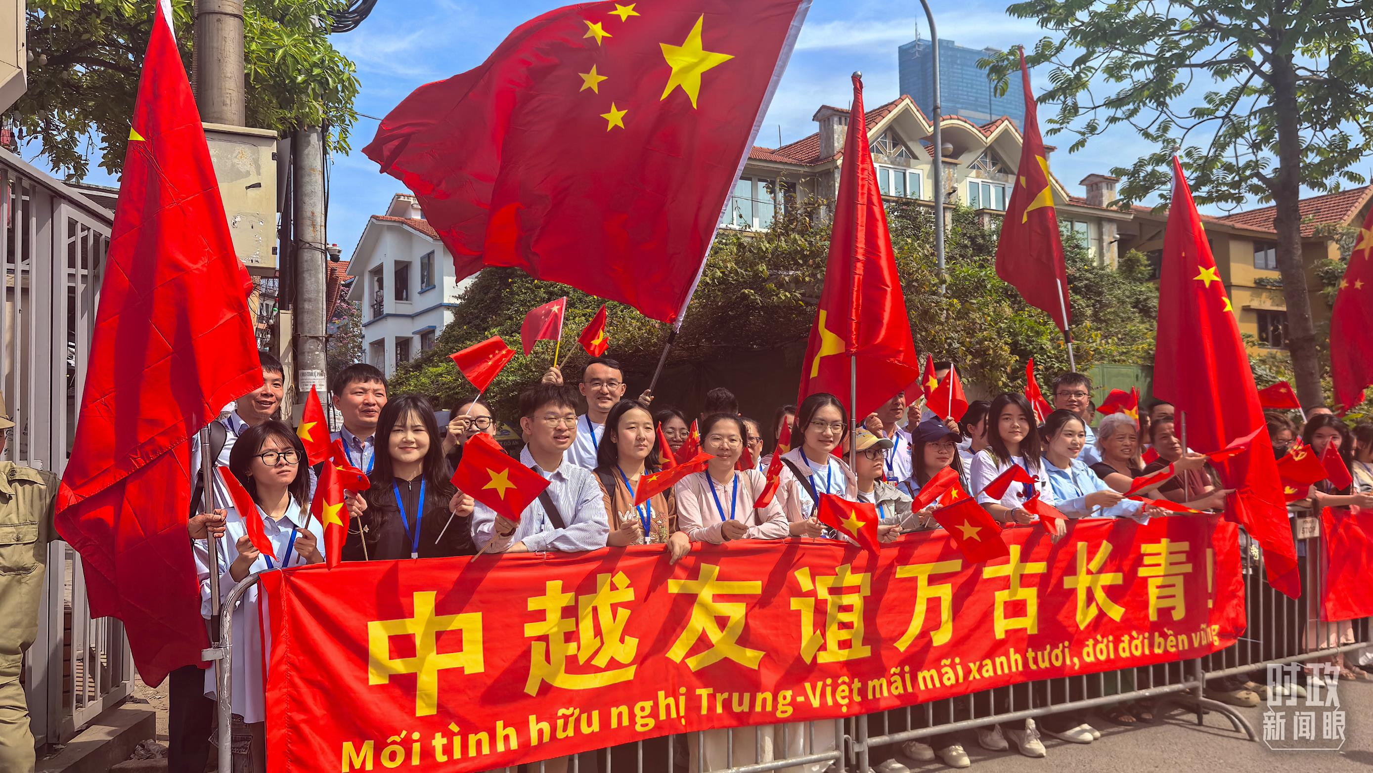 △ 河内街道上民众们手执两国国旗。（总台国广记者吴倩拍摄）