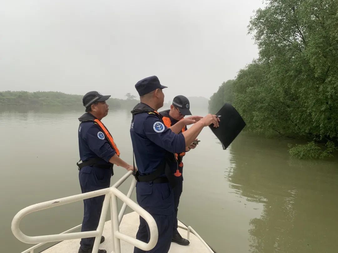 执法人员检查红树林.jpg