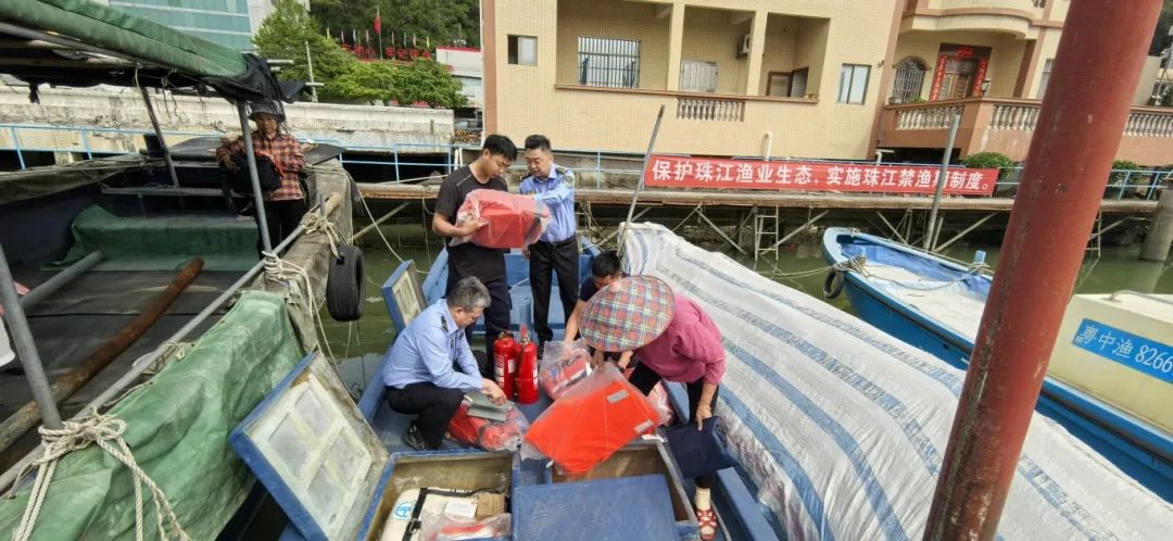 执法人员登船检查消防设备.jpg